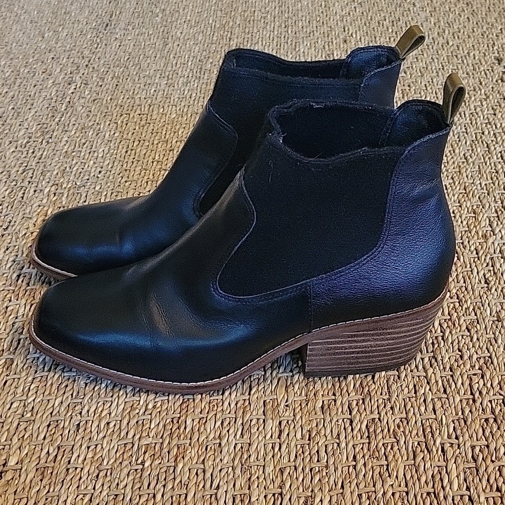 CROWN VINTAGE black leather ankle boots.  2" heel.  Size 7.  White stitching